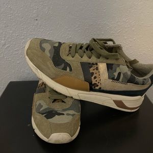 Gola sneakers size 9. Worn one time